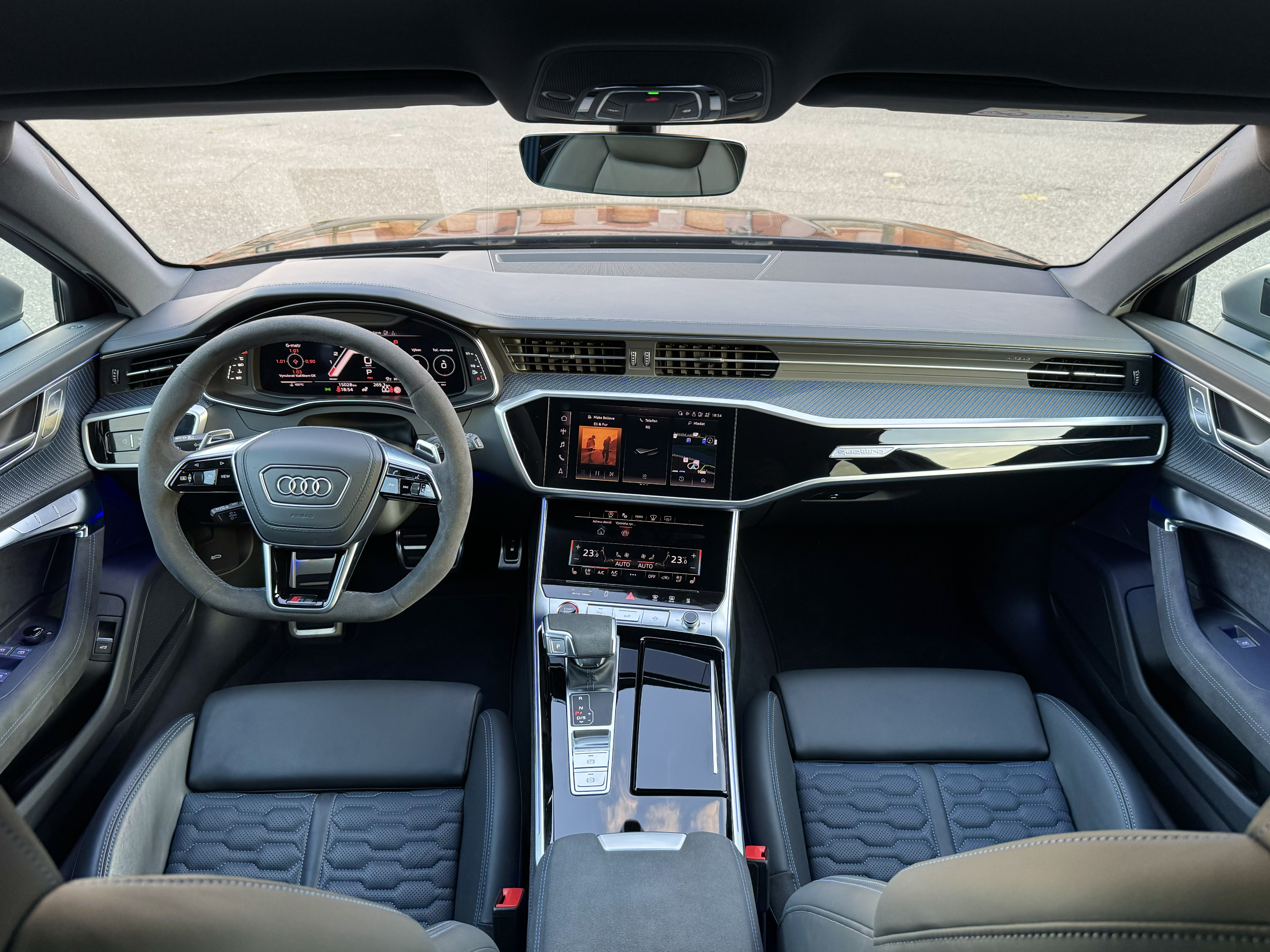 AUDI RS6 AVANT PERFORMANCE | SKLADEM | V8 BITURBO 630 KONÍ | KERAMICKÉ BRZDY | MAX 305 KM/H | PAKET RS DYNAMIC PLUS | ČERNÁ SEBRING S MODROU PERLETÍ | ČERNÁ KŮŽE S MODRÝM PROŠÍVÁNÍM | PLNÁ VÝBAVA | SUPER SPORTOVNÍ KOMBI | ČESKÉ PŘEDVÁDĚCÍ AUTO | ZÁRUKA | VIP SLEVA | NÁKUP ONLINE | IHNED K PŘEDÁNÍ | AUTOiBUY.com